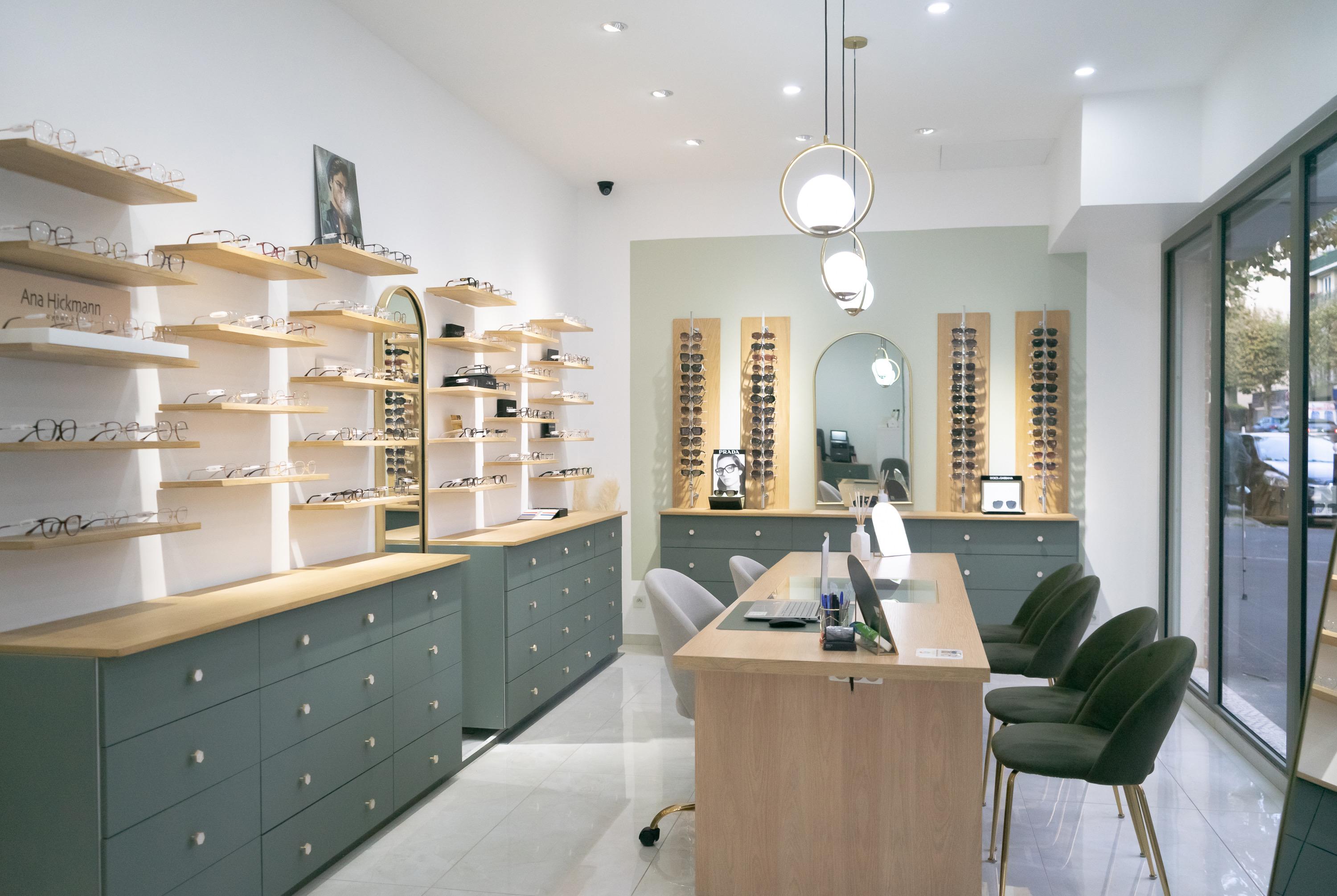 Intérieur du magasin Cercle Optical — rayons de lunettes et espace d'accueil